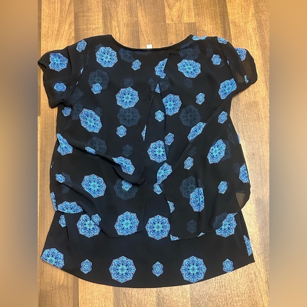 Dana Buchman Black and Blue Short Sleeve Boxy Blouse - Picture 2 of 10